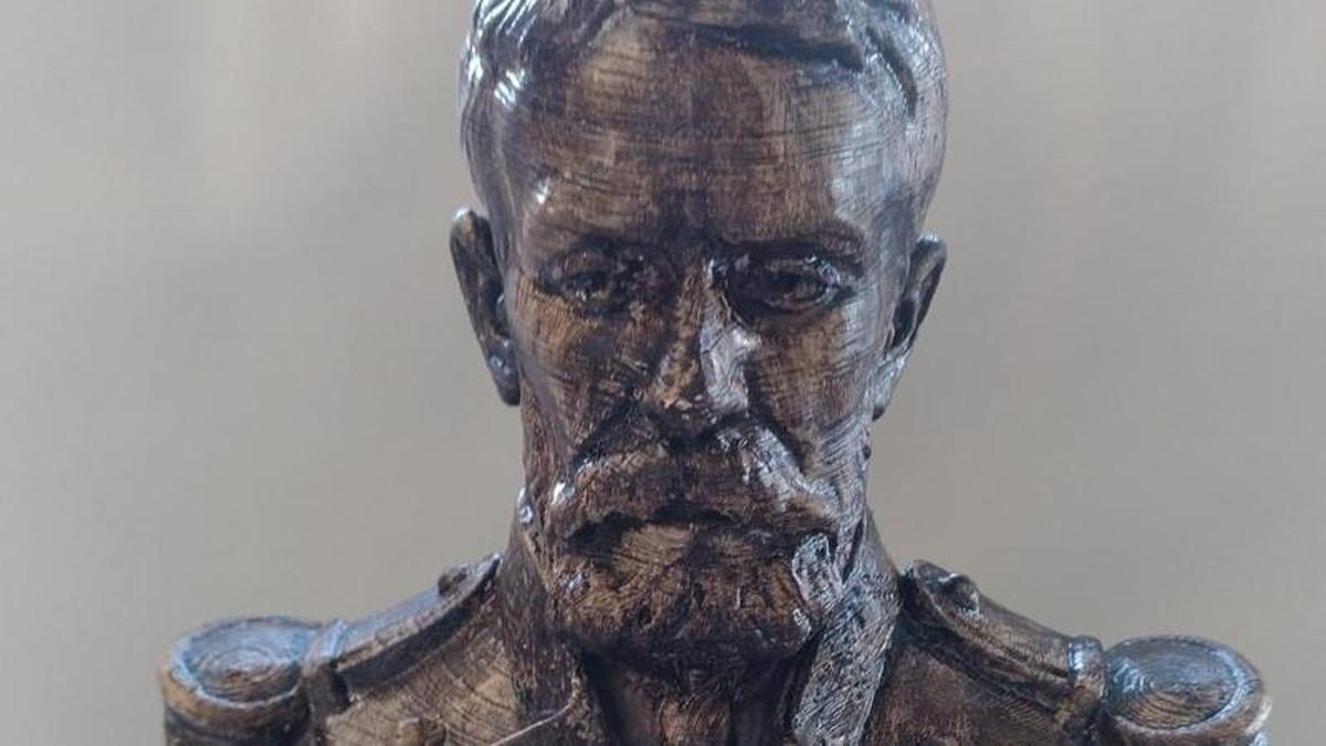 El busto que será entregado a los premiados está realizado en impresión 3D por escaneo del busto original de Isaac Peral que está en el Arsenal de Cartagena. Está diseñado por el FABLAB de la UPCT, dentro del Servicio de Diseño Industrial y Calculo Científico (SEDIUPCT) ubicado en el servicio de apoyo a la Investigación Tecnológica (SAIT)