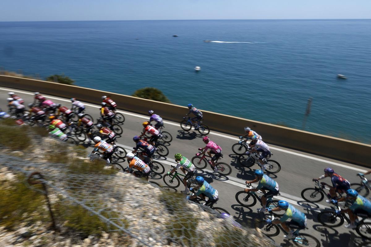 TARRAGONE (Spain), 05/07/2026.- Riders in action during the 2nd stage of the Tour de France cyling tour, a 168.5 km race from Tarragone to Barcelona, Spain, 05 July 2026. (Ciclismo, Francia, España) EFE/EPA/YOAN VALAT