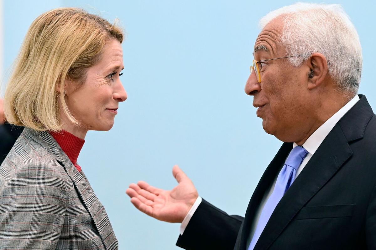 La alta representante de la UE y vicepresidenta de Asuntos Exteriores y Política de Seguridad, Kaja Kallas, escucha al presidente del Consejo Europeo, Antonio Costa, durante la cumbre entre Armenia y la Unión Europea celebrada en Ereván el 5 de mayo de 2026.