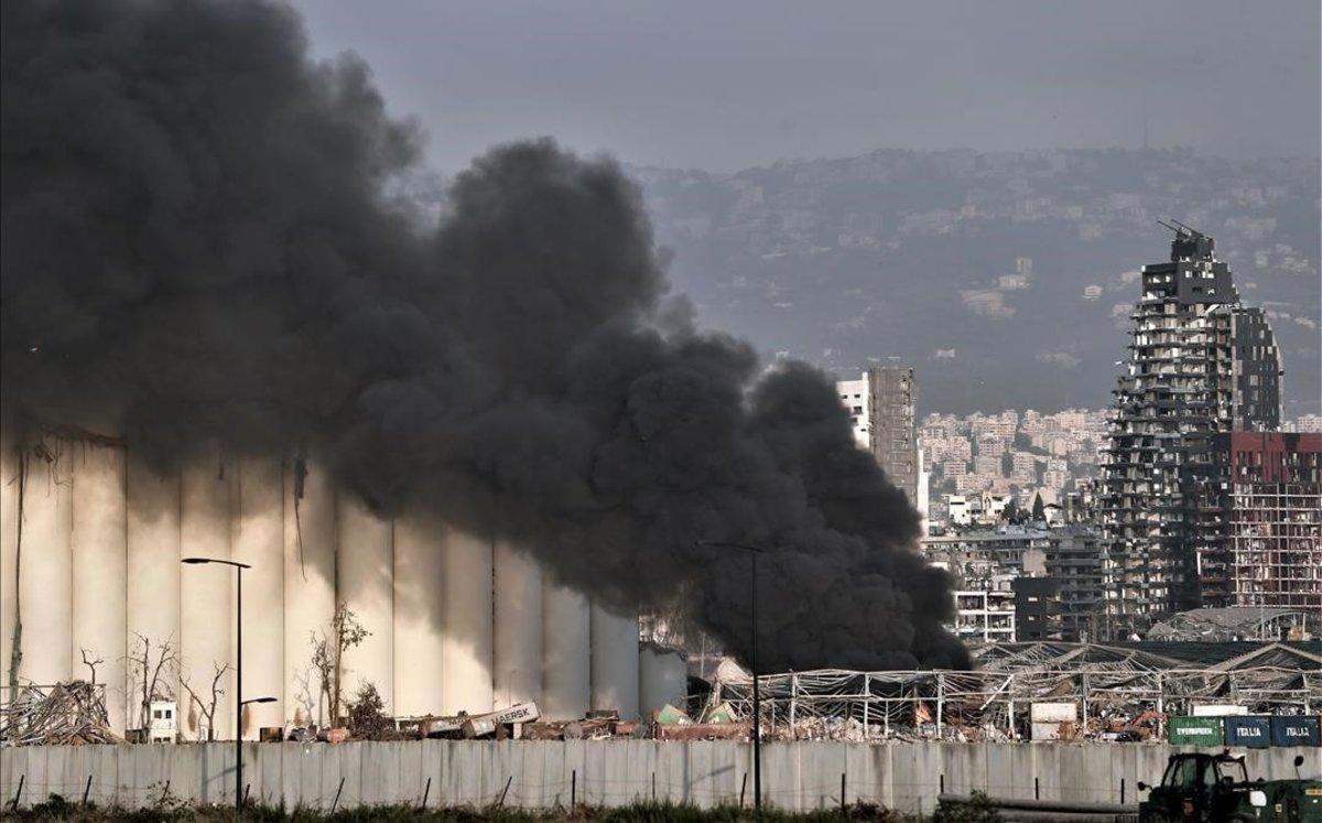 Vista general del puerto de Beirut, tras la explosión.