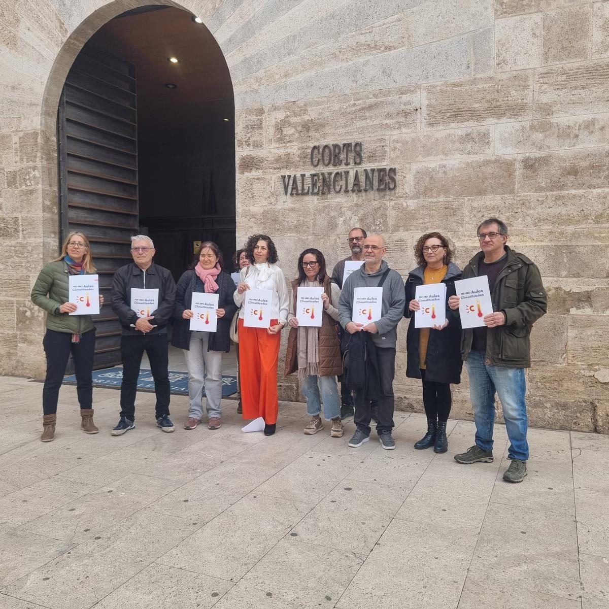 Familias, sindicatos y representantes de directores han registrado la ILP en las Cortes, este miércoles