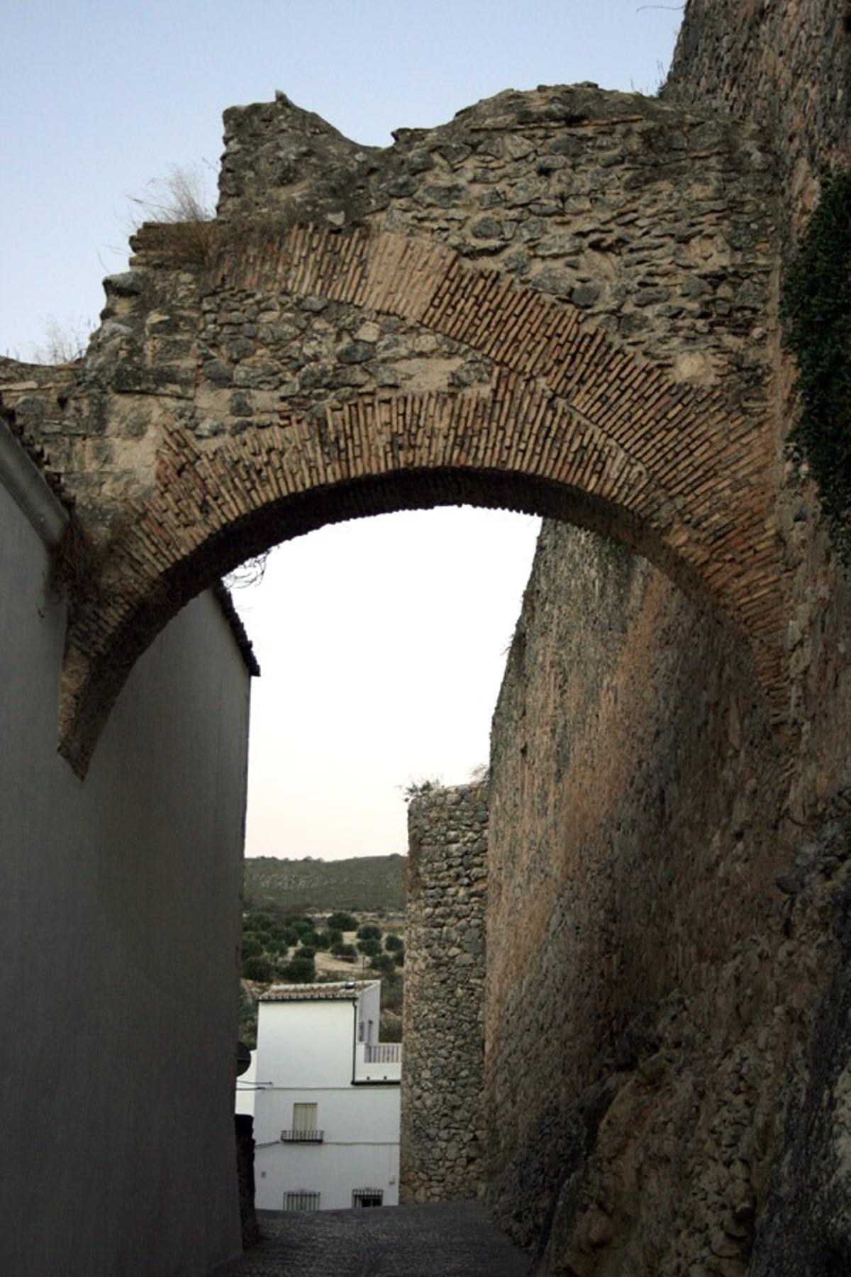 Arco que une la iglesia con el castillo de Doña Mencía.