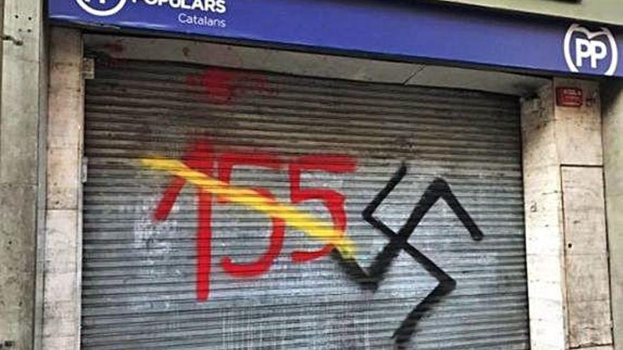 La seu del Partit Popular (PP) a Barcelona va aparèixer pintada amb una esvàstica i un 155 en vermell guixat.