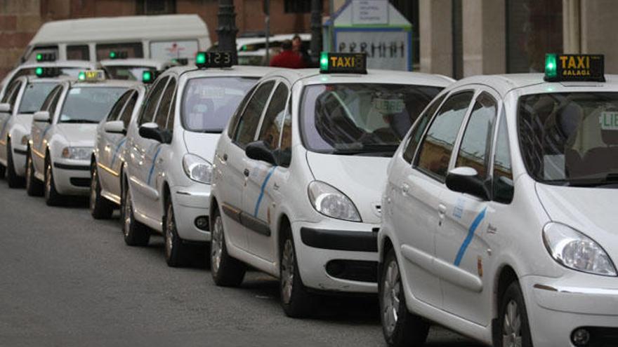 Imagen de archivo de taxis en el Centro de la capital malagueña.