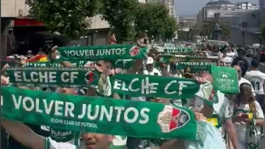 La afición del Elche, camino de Riazor