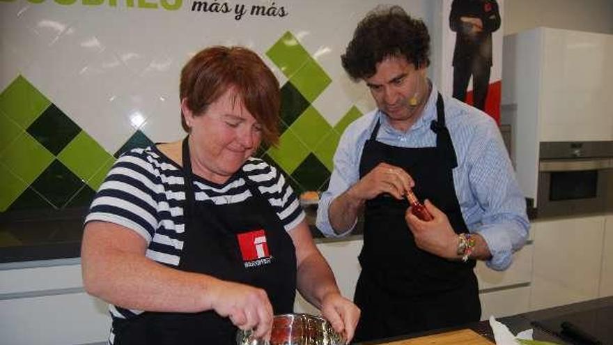 Maribel Martínez y el cocinero Pepe Rodríguez, ayer, en Paredes.