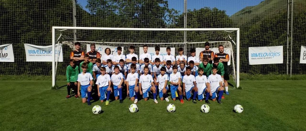 Foto grupal de los integrantes que han participado en el campus de fútbol Futcamp Veloviajes, celebrado en el Vall d’Aran.