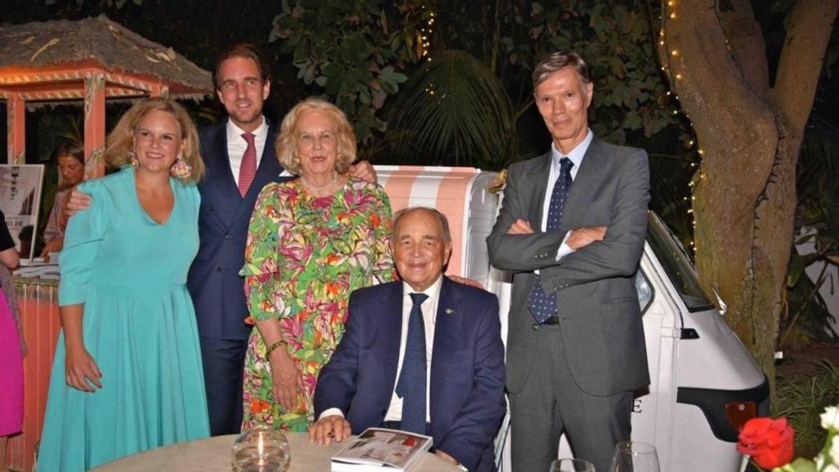 Rudi, sentado, junto a su familia y el editor Sánchez-Robles. | L.O.