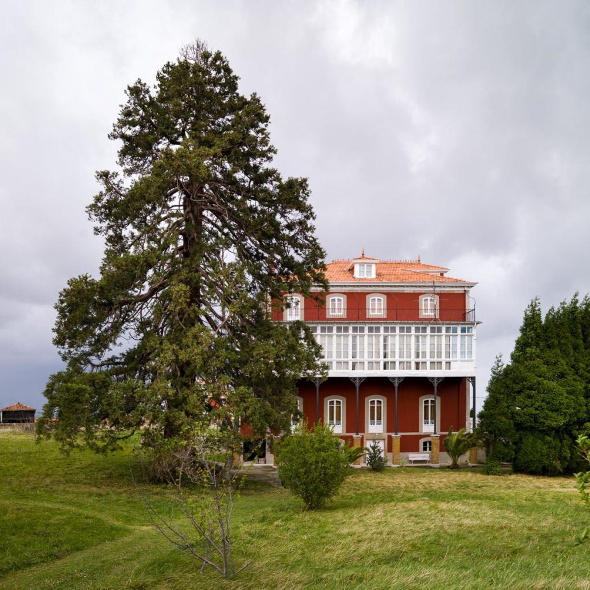 Fachada lateral de La Casona con la secuoya.