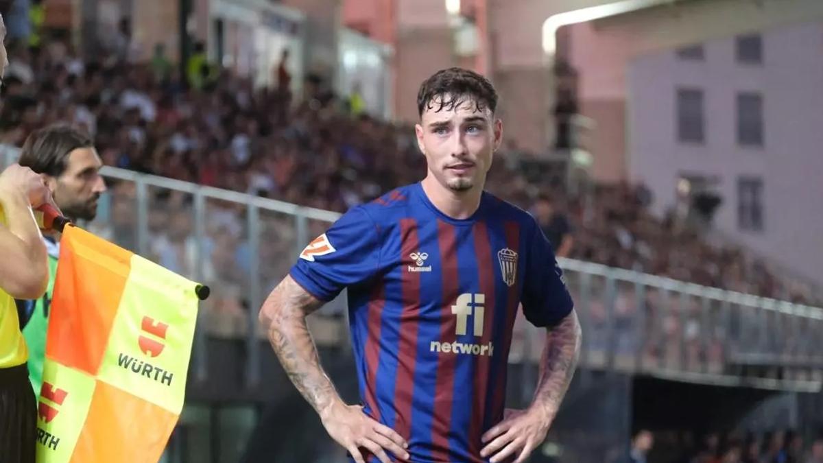 Joel Jorquera, nuevo jugador del Real Murcia, durante un partido con el Eldense en Segunda División.