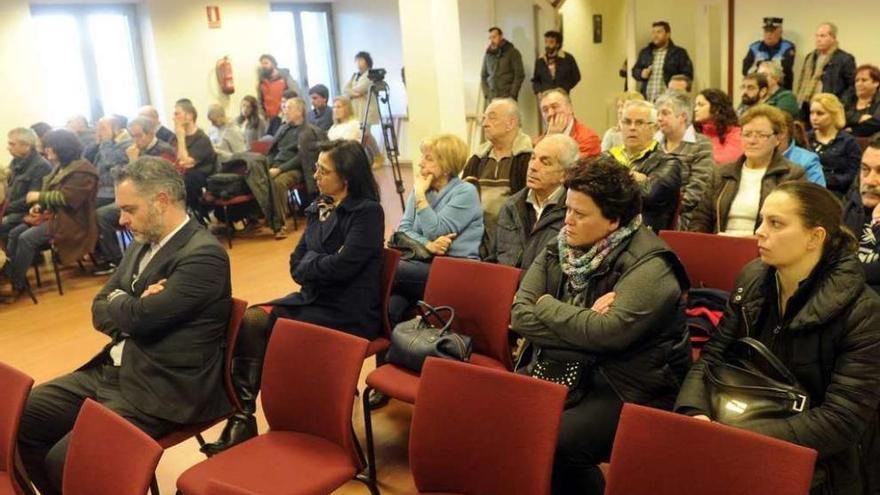 Afectados por las inundaciones, ayer, durante la celebración del pleno