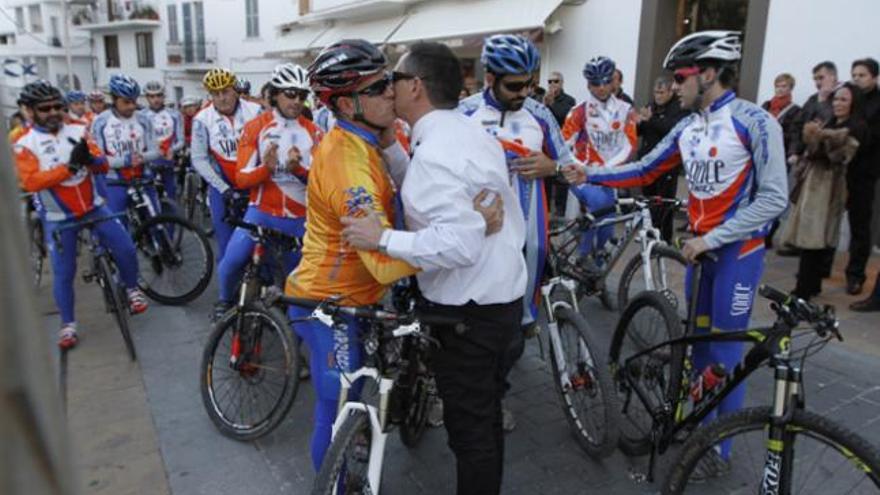 Juanjo Planells besa a David Sánchez, compañero del CC Sant Antoni y uno de los promotores de la marcha en homenaje a su hermano.