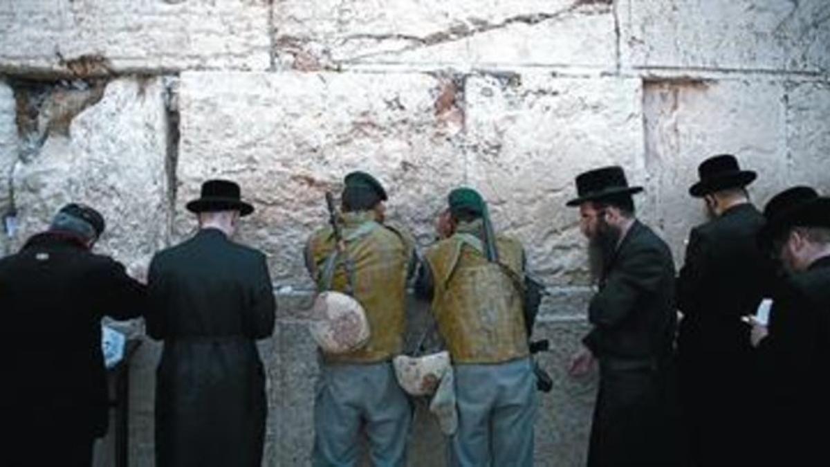 Soldados israelís y judíos ultraortodoxos rezan en el Muro de las Lamentaciones de Jerusalén.