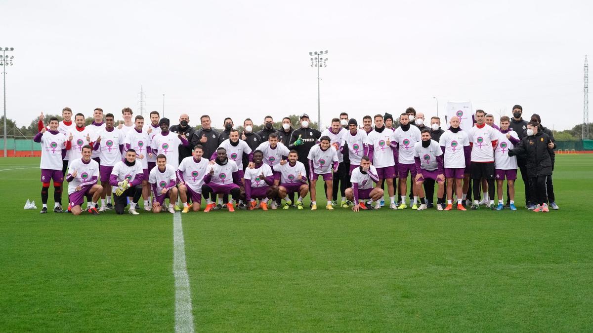 La primera plantilla posa con una camiseta para celebrar el Día Internacional de la Mujer.