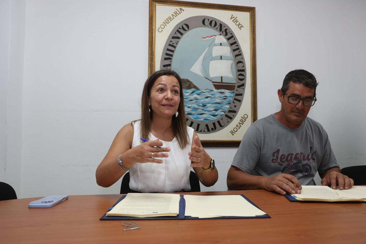 La firma del convenio entre la conselleira y el patrón mayor de Vilaxoán.