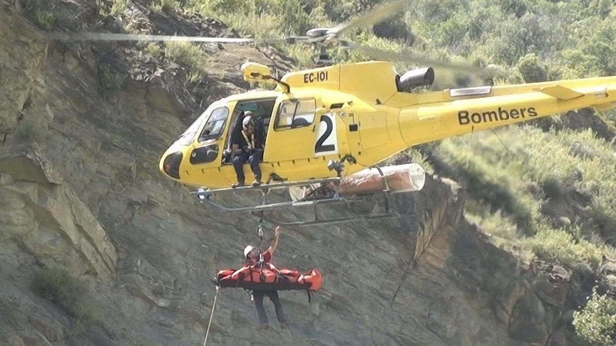 Imagen de archivo de un rescate de montaña de los bomberos de la Generalitat.