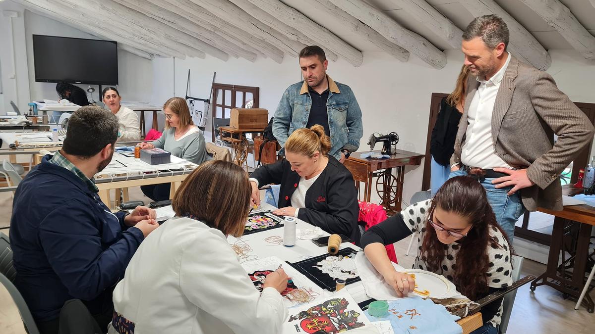 El alcalde de Caravaca, José Francisco García, visitando uno de los talleres de bordado, que se han realizado en Caravaca