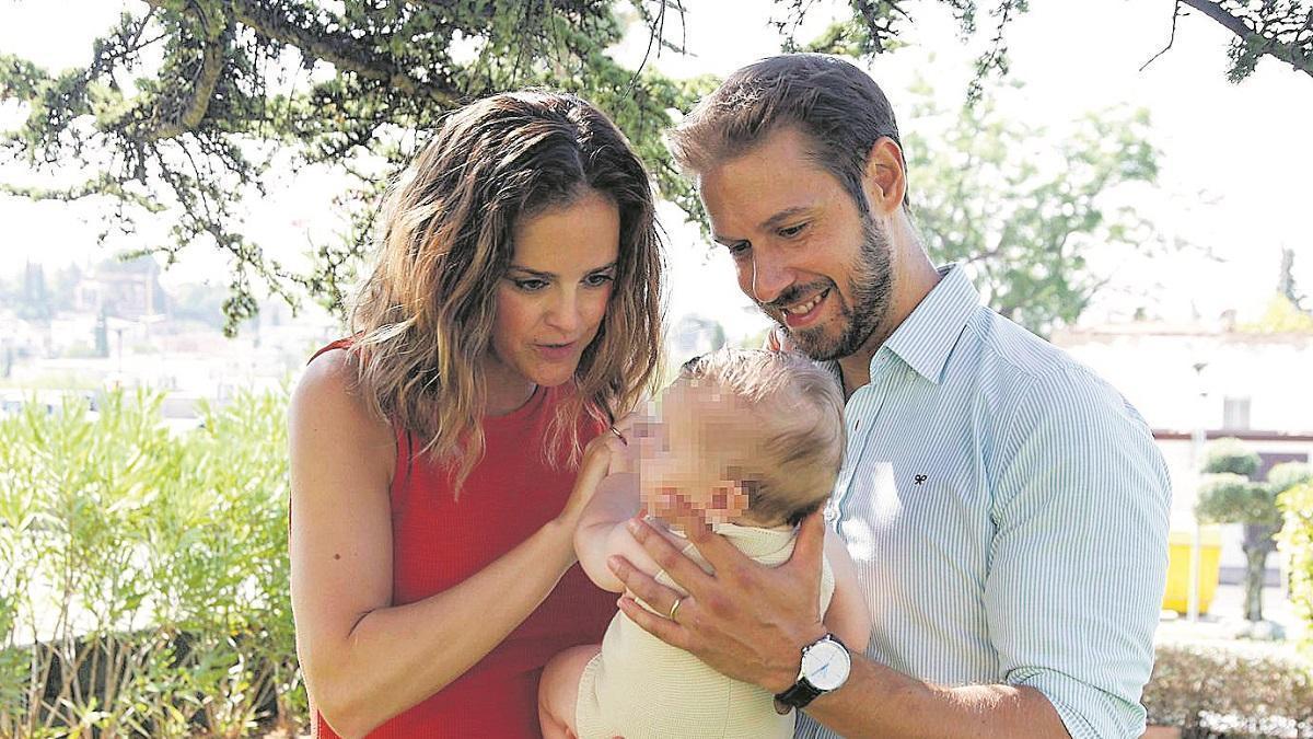 Padres durante la pandemia: Los doctores Virginia Guerra y Joäo Madeira, con su hijo Daniel.