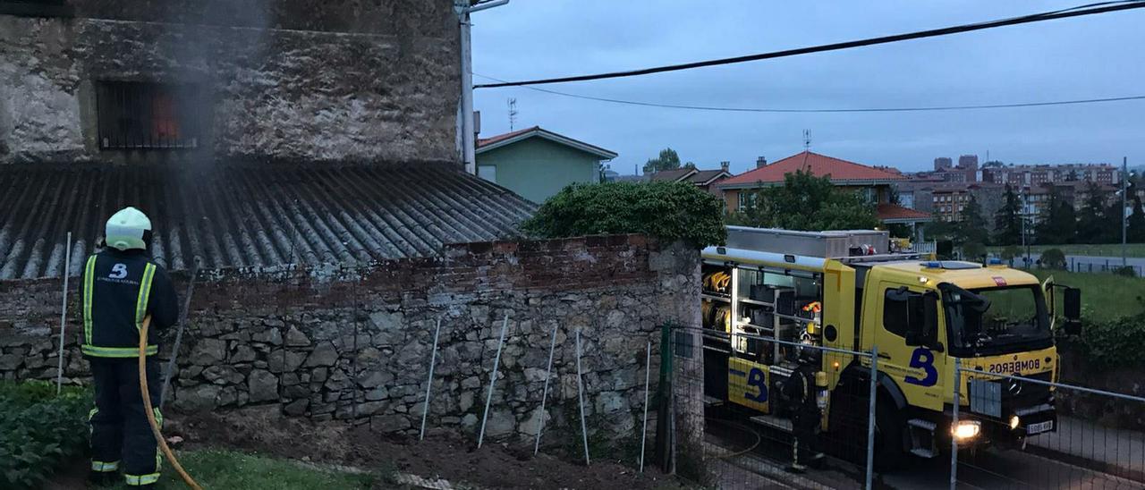 Bomberos en el lugar del suceso