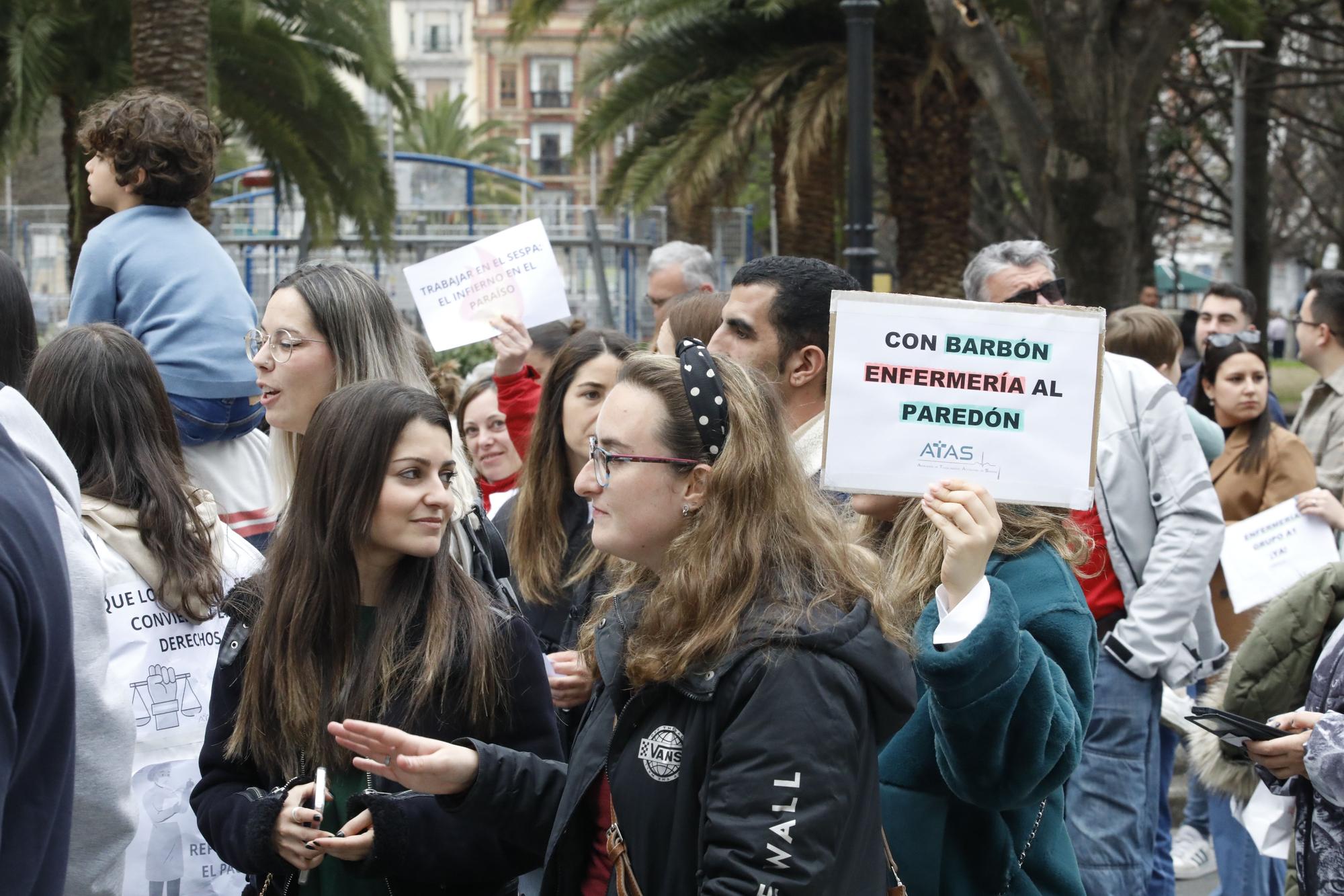 En imágenes: Los sanitarios se manifiestan en Gijón al grito de "no queremos más dinero, queremos mejores condiciones laborales"