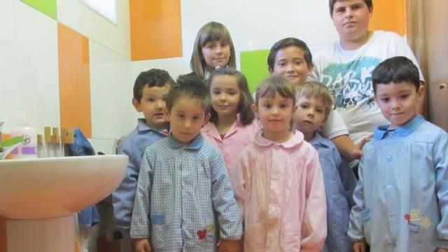 El colegio de Caravia Alta estrena baños