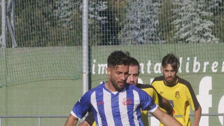 Un jugador del Bahía protege el esférico ante un rival. // Santos Álvarez