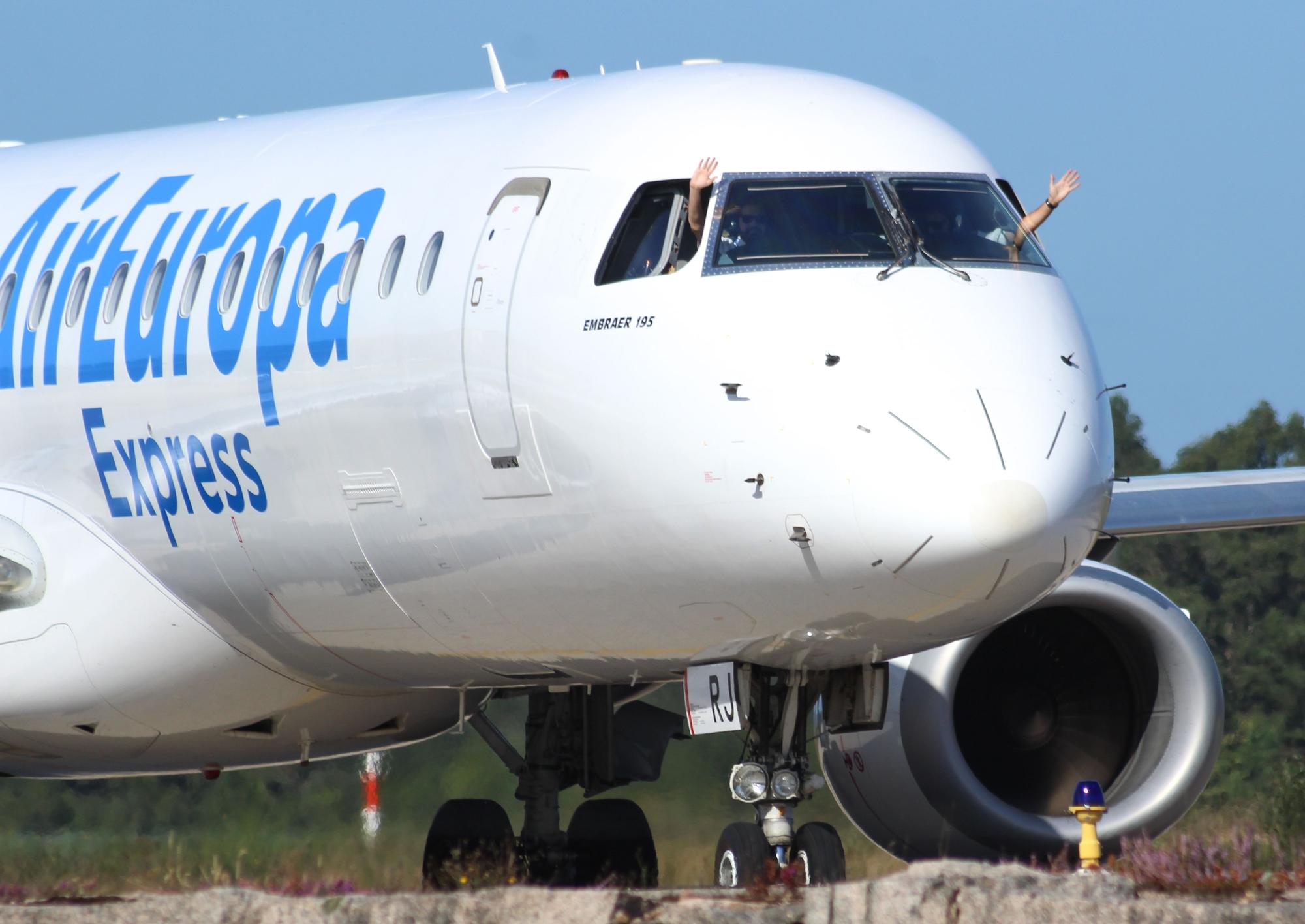 Pilotos de un Embraer 195 de Air Europa Express saludando en el aeropuerto de Vigo en el año 2017.