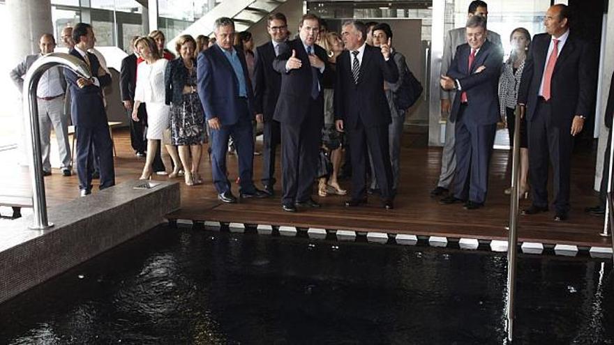 Félix Revuelta, presidente de Naturhouse, descubre la placa conmemorativa.