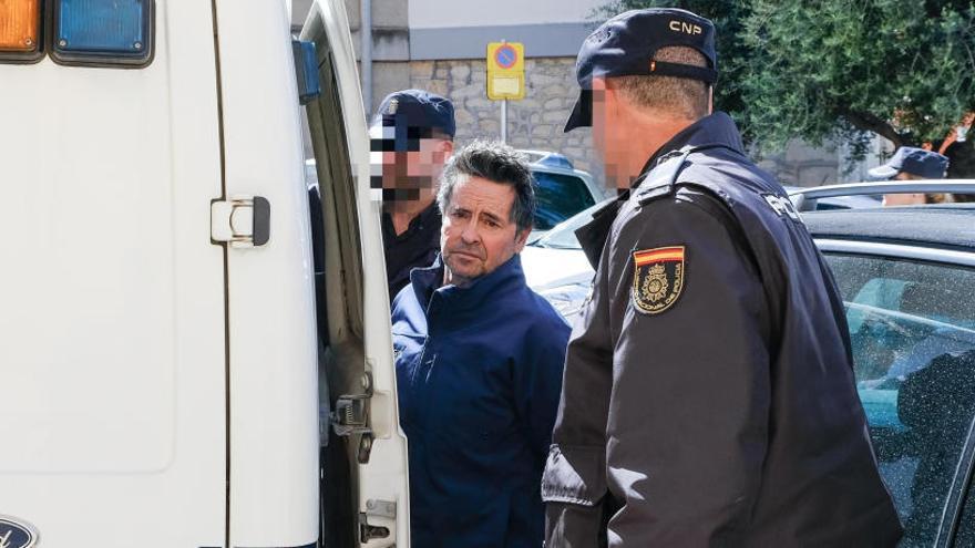 Los agentes de la Policía Nacional custodiando al detenido, a su llegada durante el mediodía de ayer al Palacio de Justicia de Elda.