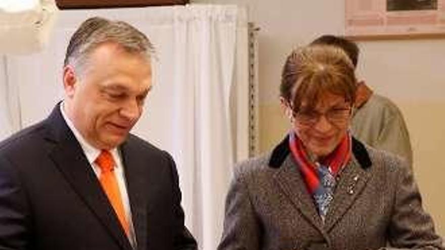 Viktor Orban y su mujer Aniko Levai, votando. // Reuters