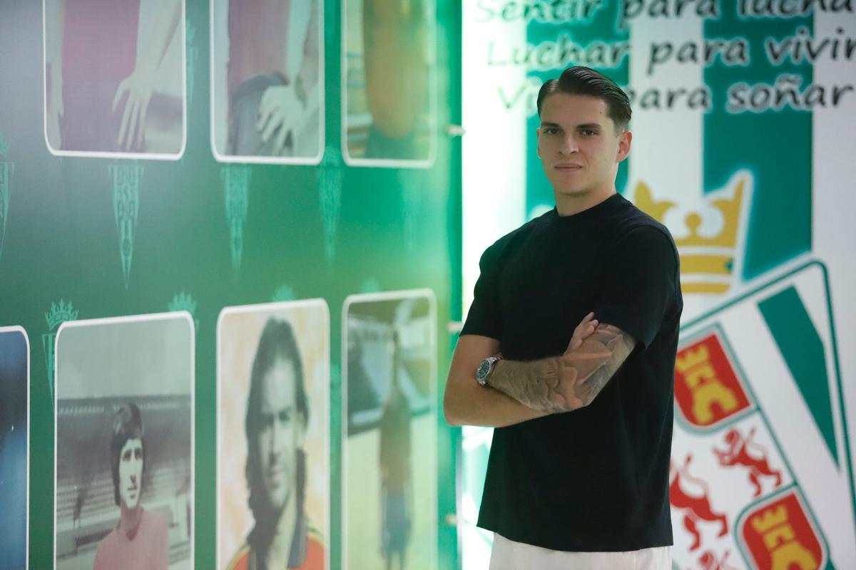 Álex Sala, en el túnel que da acceso al terreno de juego de El Arcángel, junto a leyendas del club.