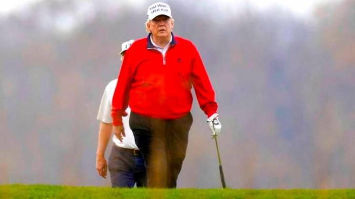 Trump, en una imagen de archivo jugando al golf.