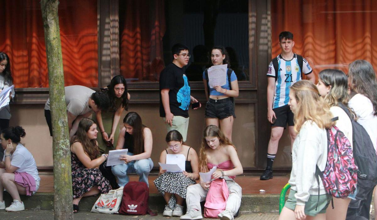 Estudiantes en el descanso de la primera jornada de la Abau extraordinaria, en Ourense.   | // IÑAKI OSORIO