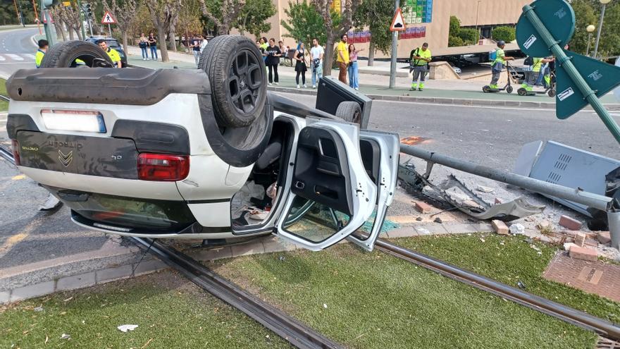 Se estrelló con el coche tras arrollar a un repartidor de pizza en Murcia y huir