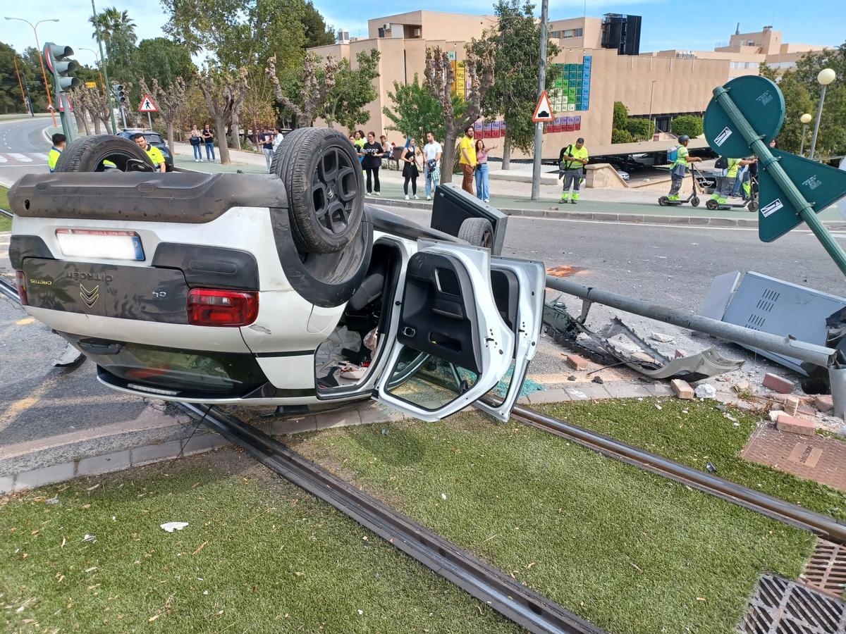 El coche queda volcado sobre las vías del tranvía.