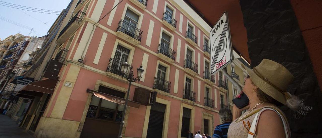 El inmueble en la calle Alberola Romero, muy cerca del Ayuntamiento, en el que un grupo inversor americano prevé inyectar cuatro millones para transformarlo en hotel boutique.