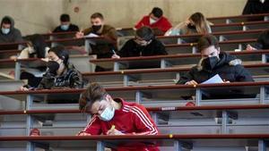 La taxa d’abandonament educatiu baixa 1,24 punts el 2020 i se situa en el 16%