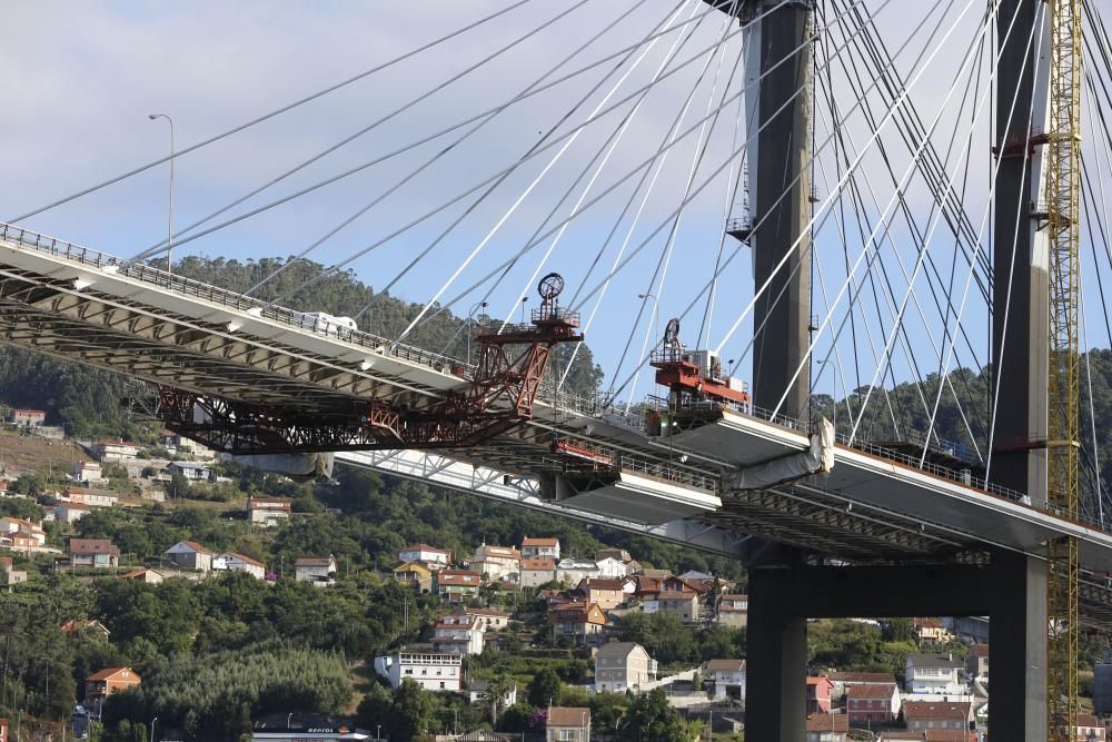 Instalación de los tableros en el puente de Rande