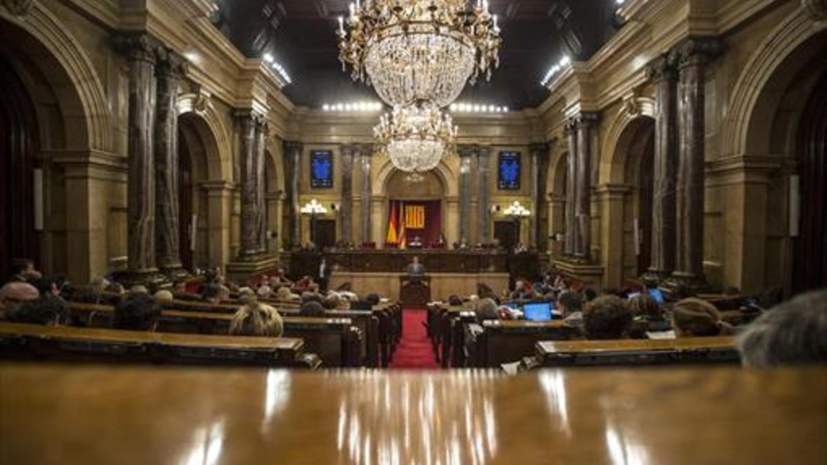 Imagen del hemiciclo del Parlament de Catalunya durante un pleno, desde la tribuna de prensa.