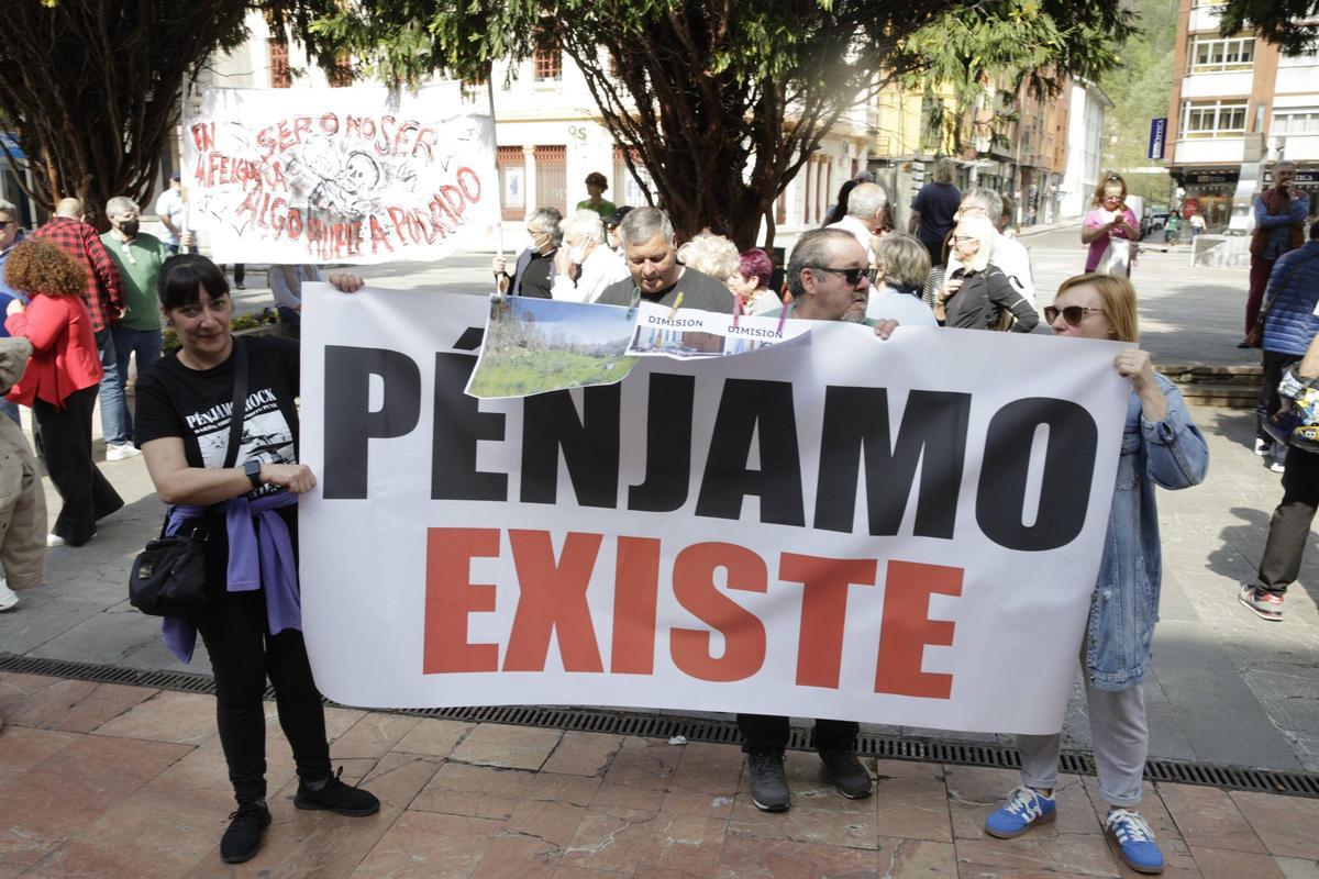 Vecinos de Pénjamo durante la manifestación ante el Ayuntamiento de Langreo