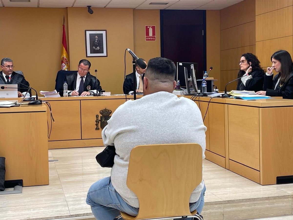 El acusado de fraude agravado a la Seguridad Social, esta mañna durante el juicio.