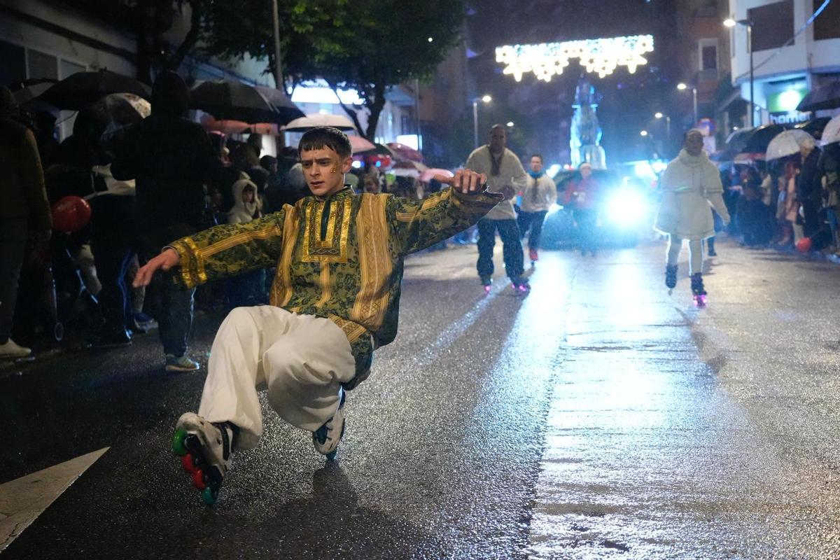 Papá Noel y la Cabalgaza desafían a la lluvia y vuelve a llenar las calles de Zamora