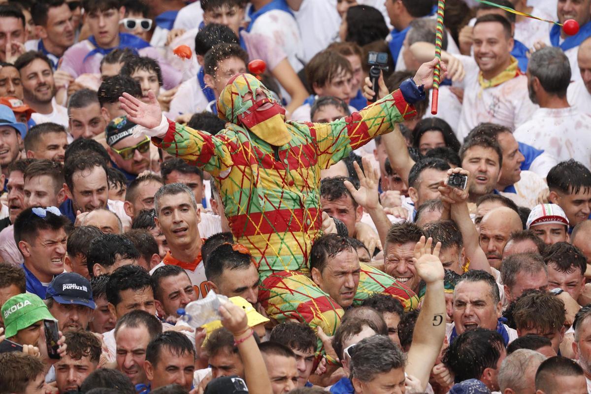 El Cipotegato a hombros de sus amigos adentrándose entre la multitud