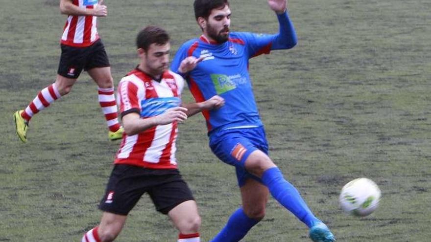 Germán Pérez controla un balón ante un jugador visitante. // J. Regal