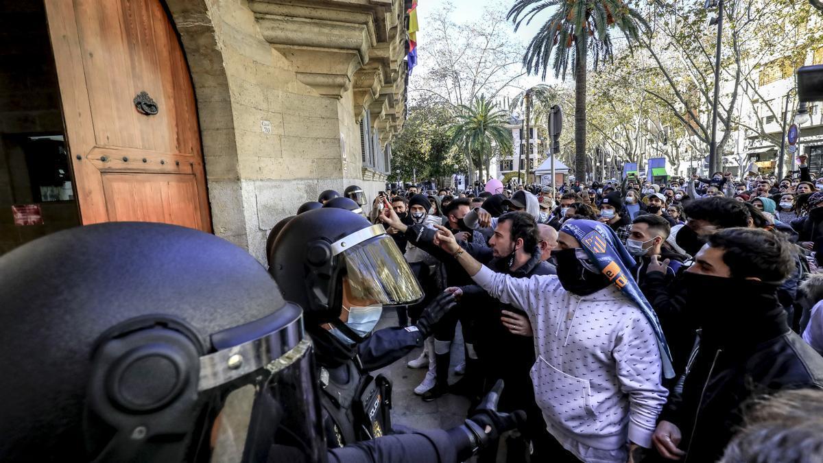 Miles de personas participaron en la protesta organizada por &#039;La Resistencia&#039;