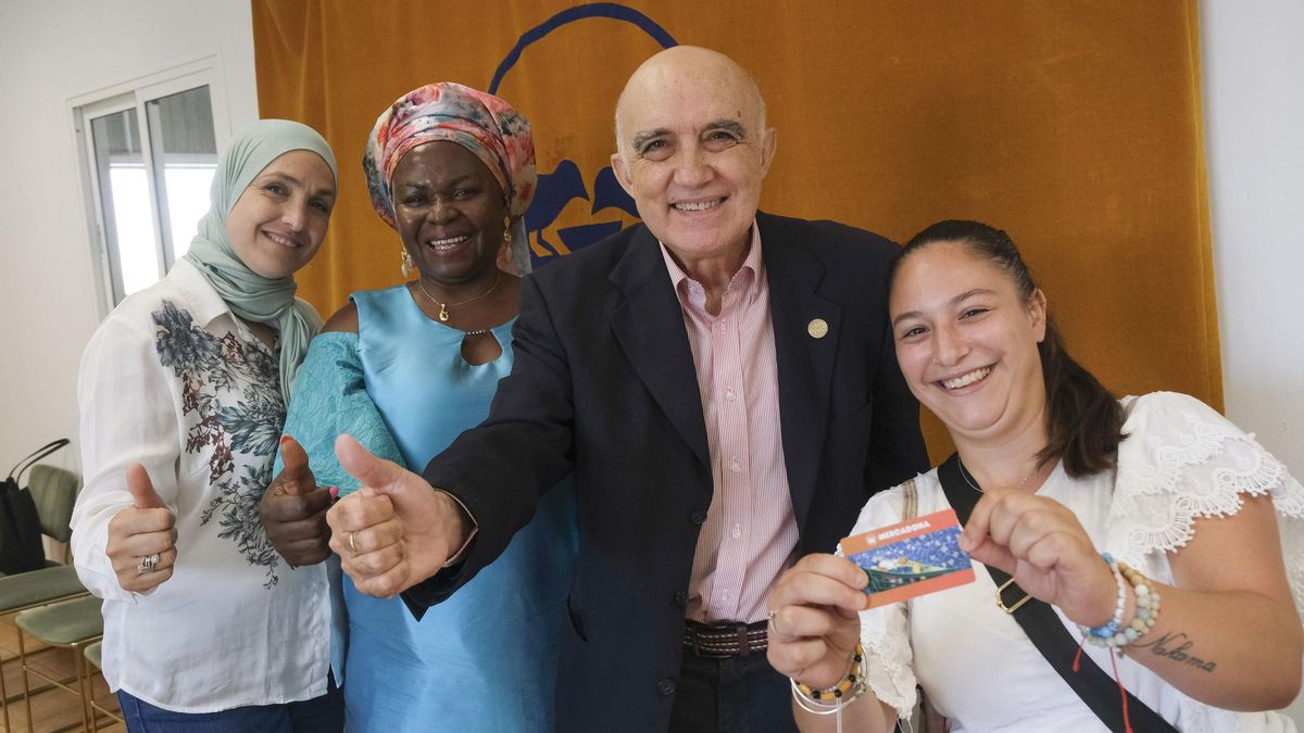 Diego Vázquez, presidente de Bancosol Málaga, entregó Tarjetas Sociedad a usuarias de Algarrobo y Fuengirola