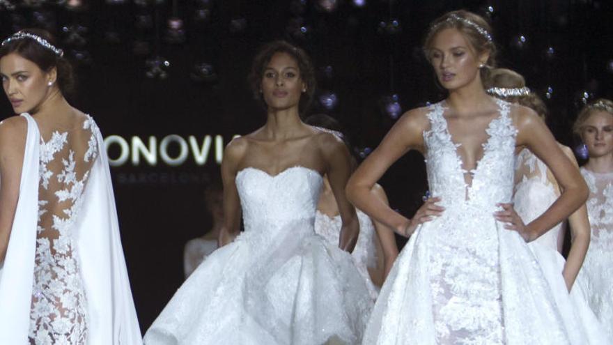 Irina Shayk y otras modelos, en un desfile de Pronovias.