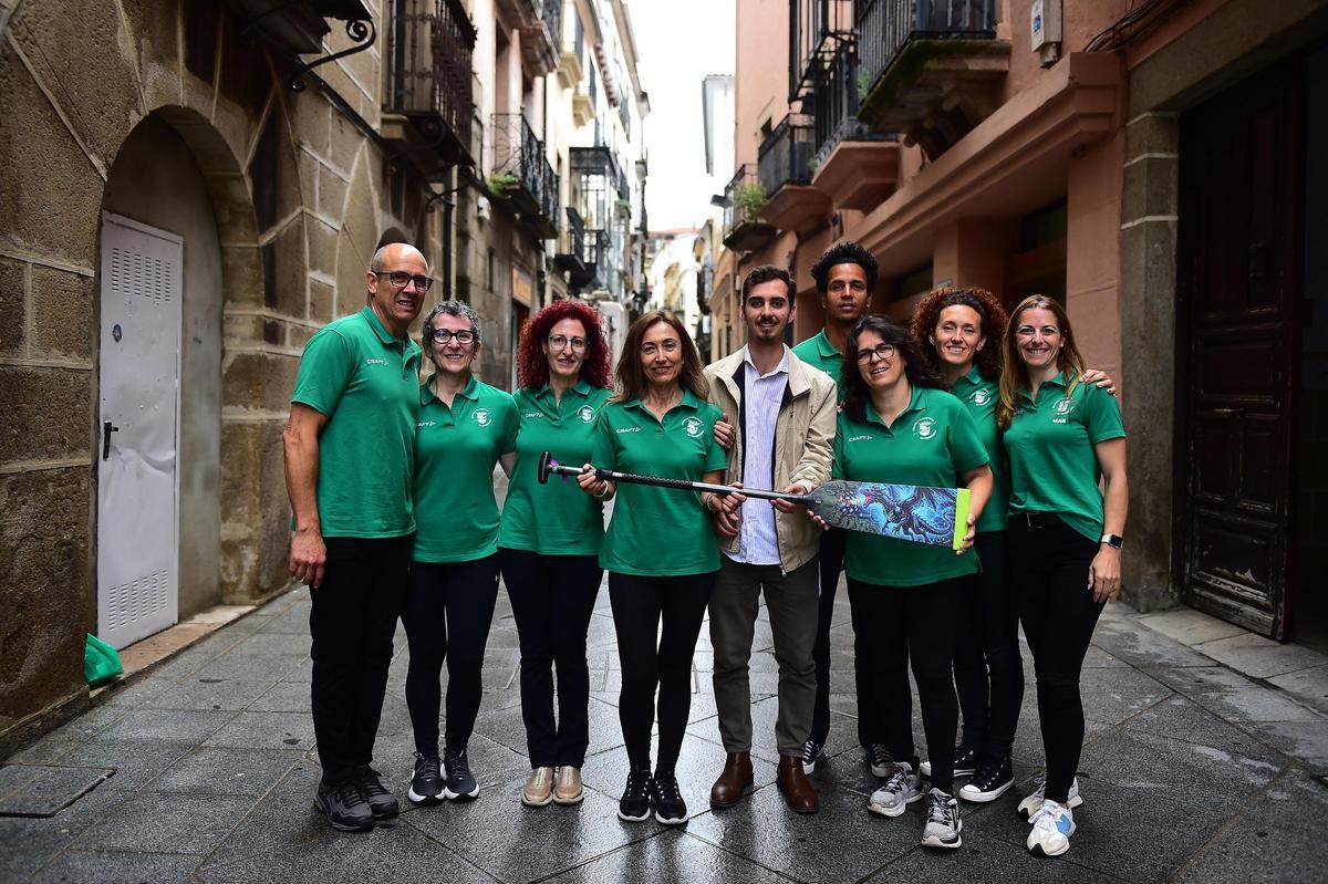 Palistas de Plasencia que acudirán a Múnich con el barco dragón, con el concejal.