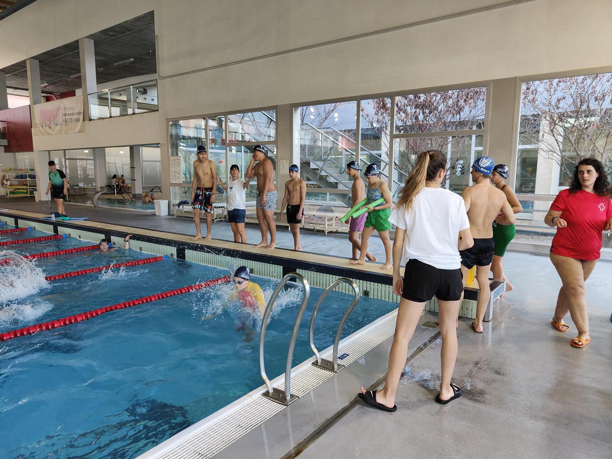 Imatges de la presentació del projecte Joves d'Aigua, a les piscines Manel Estiarte Duocastella