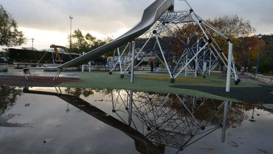 El parque infantil de la Alameda Nova de Cangas, esta semana, casi vacío.   | GONZALO NÚÑEZ